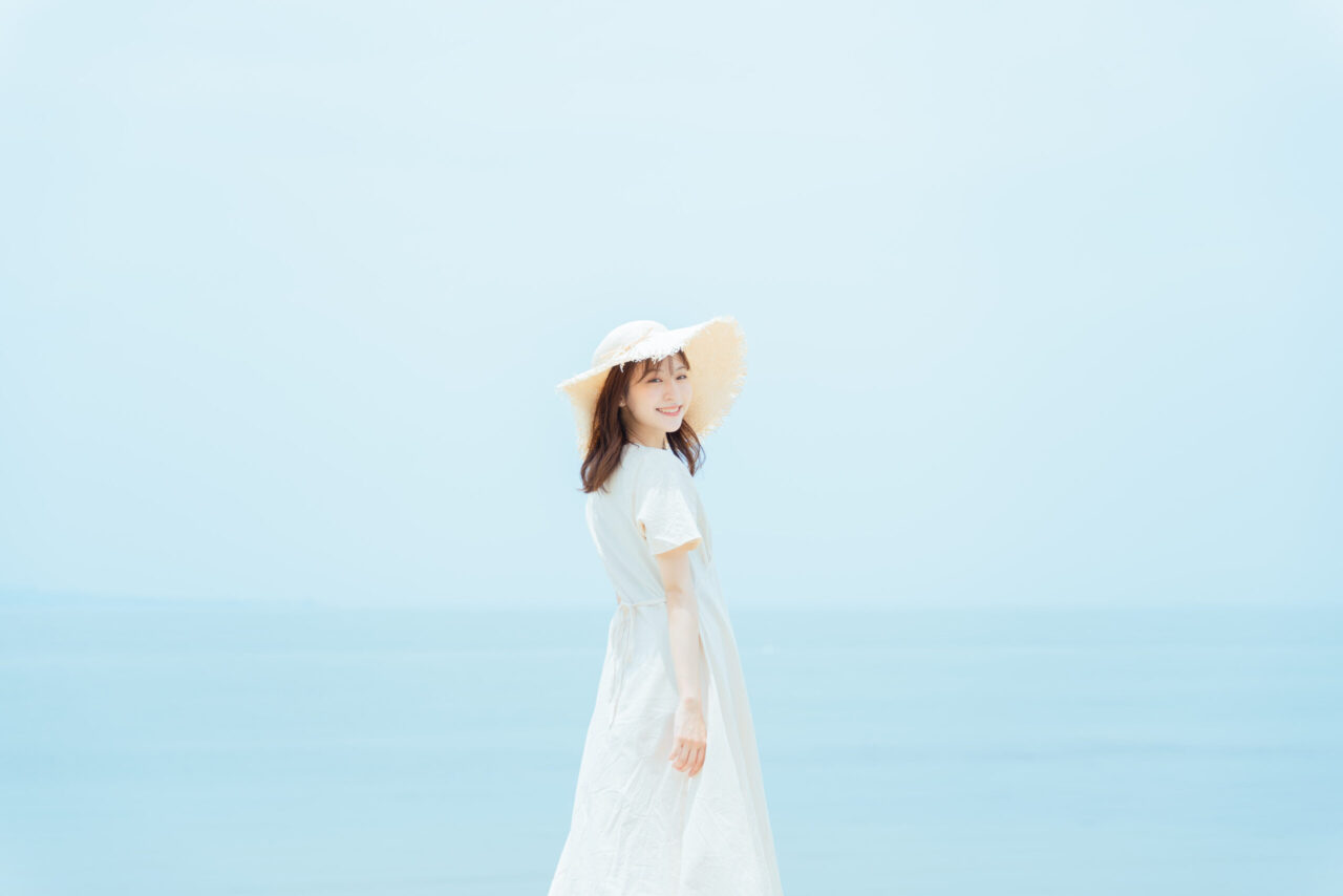 海を背景にしたポートレート作品