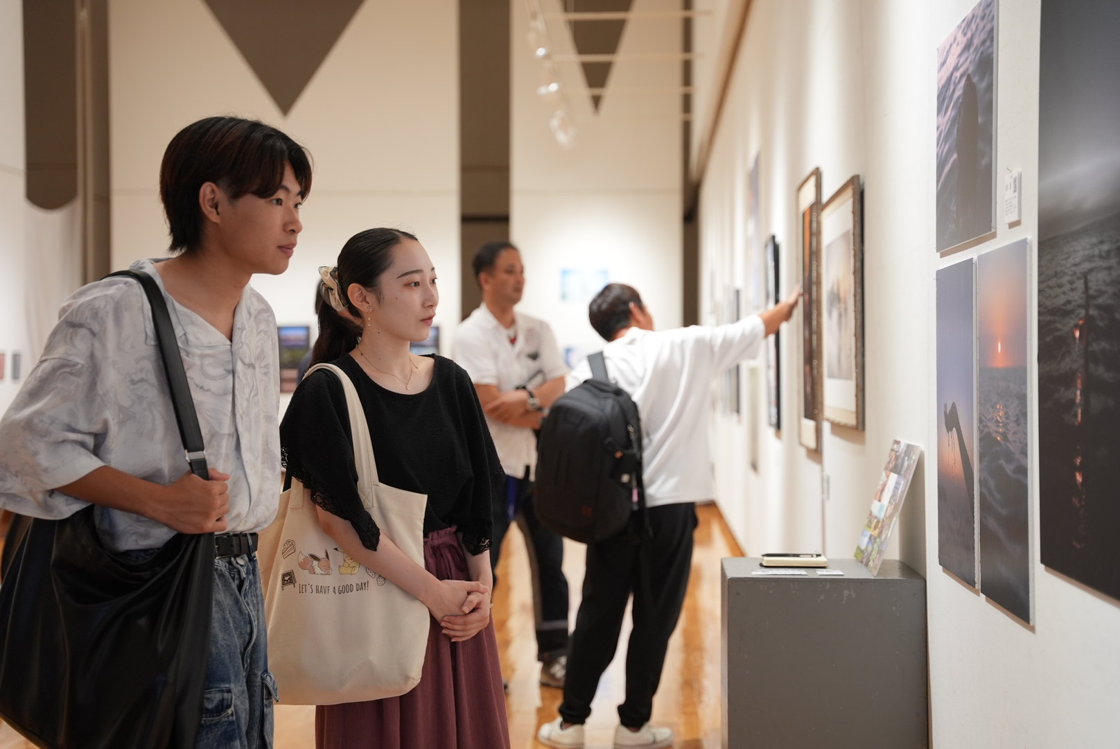 過去のYOLO写真映像展で作品を鑑賞する来場者